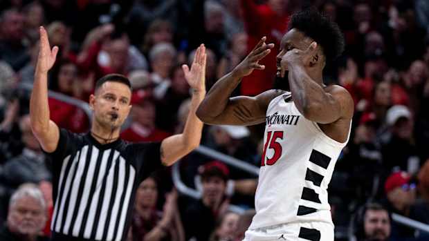 A tale of two halves for the #Bearcats  @meyerneil6 has the winners and losers from the non-conference finale🔻🔻  /college/cincinnati/basketball/winners-and-losers-from-the-bearcats-76-58-victory-over-evansville